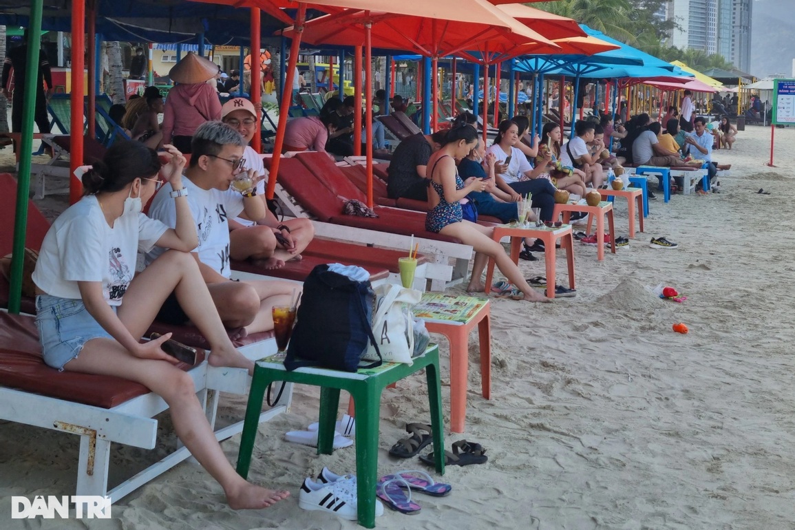 Biển Đà Nẵng đông nghịt người dịp lễ Giỗ Tổ Hùng Vương - 4 Biển Đà Nẵng đông nghịt người dịp lễ Giỗ Tổ Hùng Vương - 4