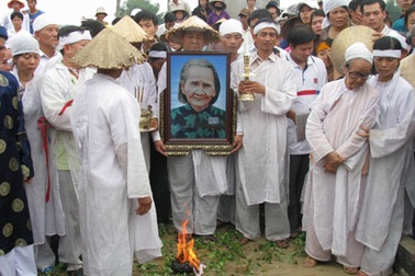 Tiễn đưa mẹ Thứ về trời