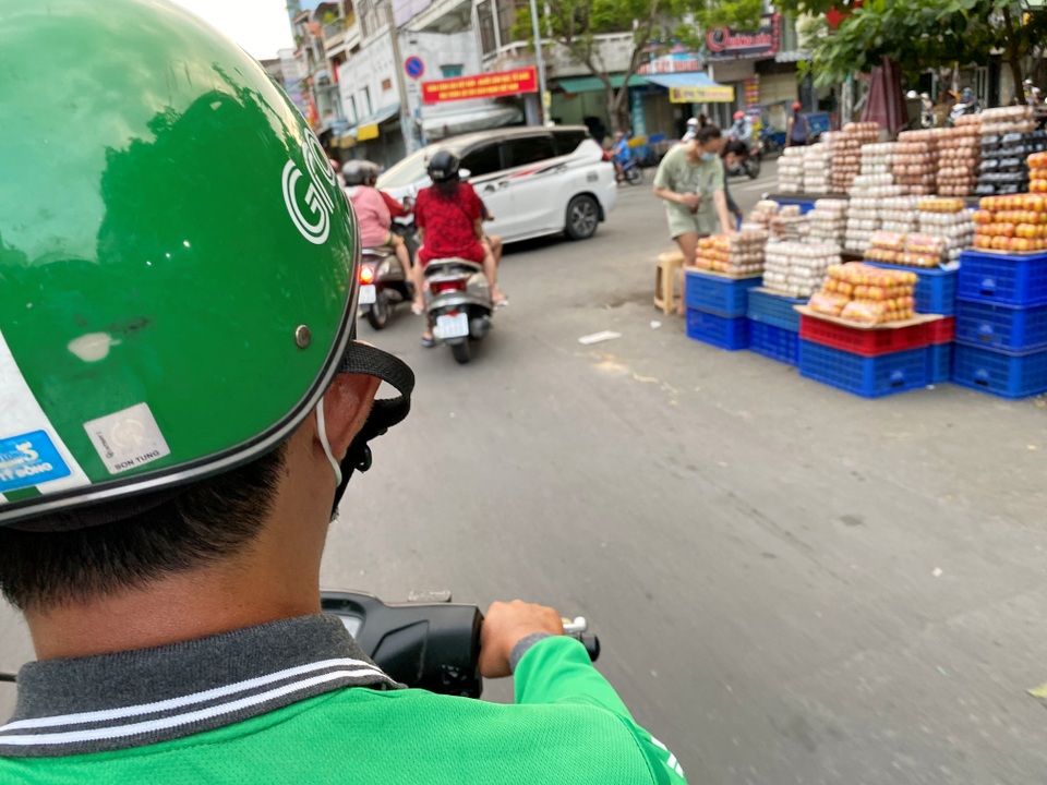 Xe ôm công nghệ ế khách, ngồi chơi xơi nước cả ngày - 1 Xe ôm công nghệ ế khách, ngồi chơi xơi nước cả ngày - 1