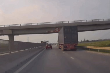 Chạy song song với xe container, ô tô con tự đặt mình vào thế bí