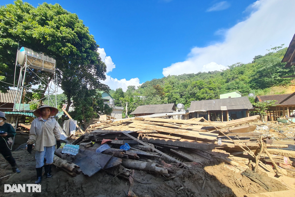 Báo điện tử Dân trí hỗ trợ nóng người dân vùng lũ Nghệ An - 16