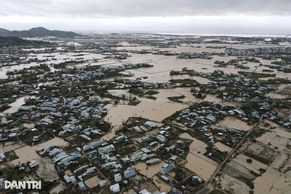 Miền Trung chìm trong đại hồng thủy, tiếng kêu cứu khắp nơi - 1