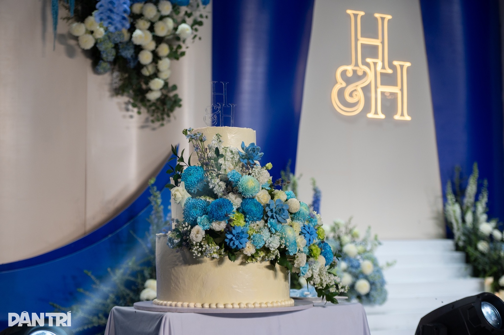 HLV Park Hang Seo nắm chặt tay Quang Hải, rạng rỡ đến dự đám cưới - 9 HLV Park Hang Seo nắm chặt tay Quang Hải, rạng rỡ đến dự đám cưới - 9