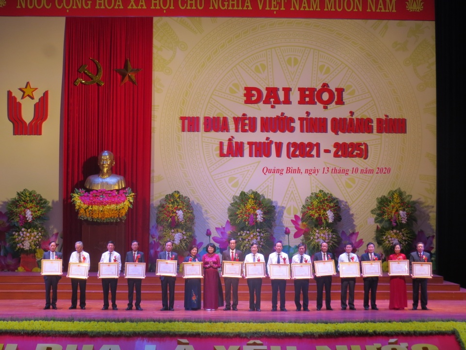 Phó Chủ tịch nước dự Đại hội Thi đua yêu nước tỉnh Quảng Bình - 3 Phó Chủ tịch nước dự Đại hội Thi đua yêu nước tỉnh Quảng Bình - 3
