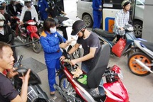 Bộ Công thương quyết giá xăng: “Vừa đá bóng vừa thổi còi”? 