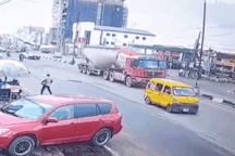 Khoảnh khắc máy bay Nigeria lao xuống đường, nổ tung như cầu lửa