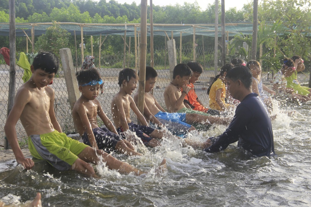 Quảng Trị: Lớp học bơi đặc biệt dành cho trẻ khuyết tật ở vùng rốn lũ - 3 Quảng Trị: Lớp học bơi đặc biệt dành cho trẻ khuyết tật ở vùng rốn lũ - 3
