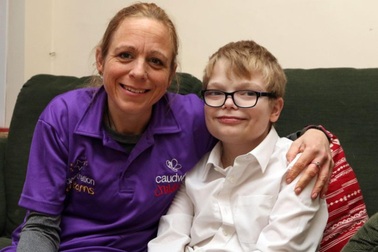 Bà mẹ tình nguyện chạy bộ hơn 7000 km để quyên tiền cứu con