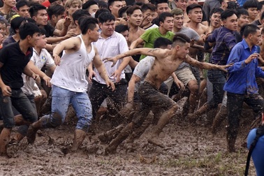 Hàng trăm trai làng "hỗn chiến" trên bùn lầy ở Hiền Quan