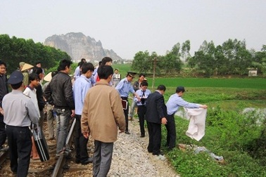 Ngồi trên đường sắt bị tàu hỏa tông chết   