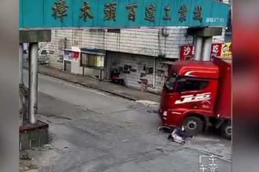 Bị xe tải tông, cô gái thoát chết đầy may mắn