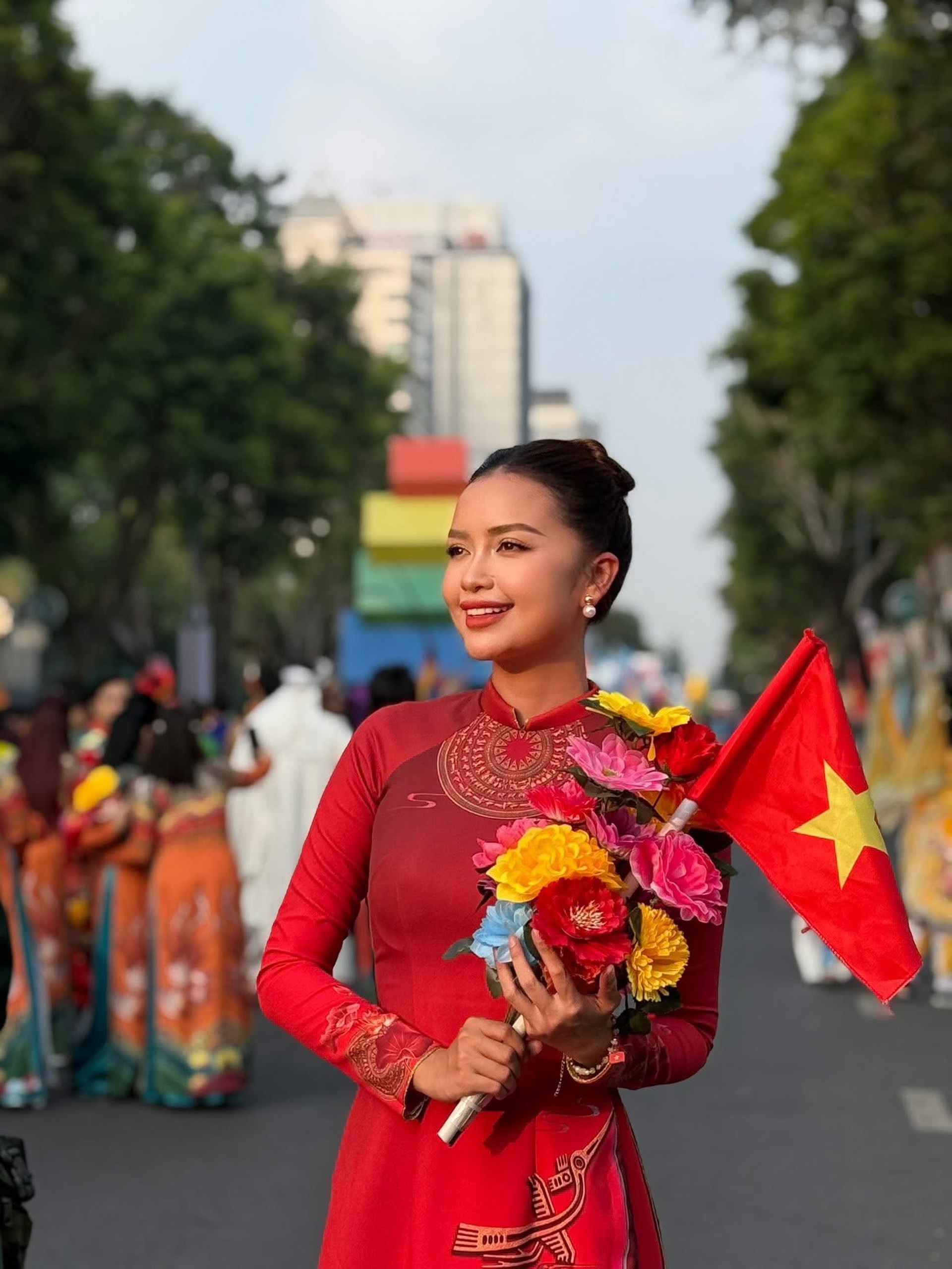Dàn hoa hậu, nghệ sĩ thức trắng đêm vẫn rạng rỡ tham gia diễu binh 30/4 - 3 Dàn hoa hậu, nghệ sĩ thức trắng đêm vẫn rạng rỡ tham gia diễu binh 30/4 - 3