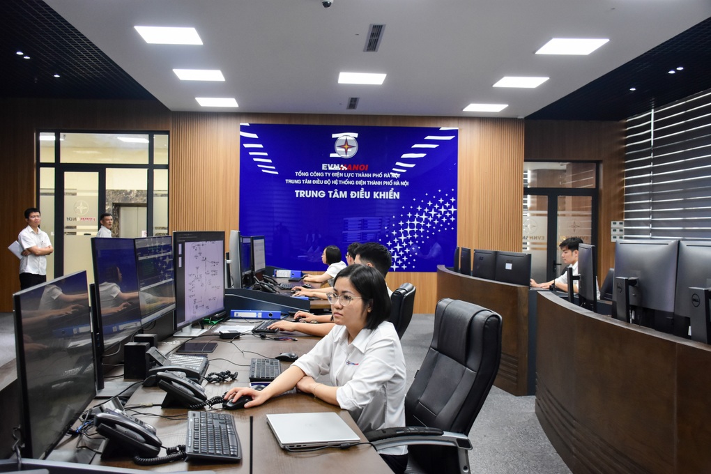 EVNHANOI bảo đảm cung ứng điện ổn định cho người dân trong mùa nóng kéo dài - 1