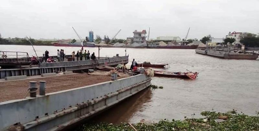 Tìm thấy thi thể nạn nhân trong vụ tàu 3.000 tấn va chạm với cầu phao - 1 Tìm thấy thi thể nạn nhân trong vụ tàu 3.000 tấn va chạm với cầu phao - 1