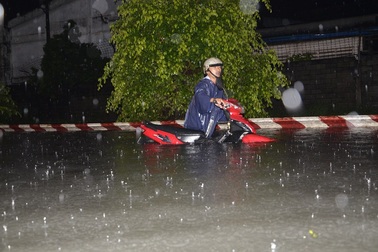 Cơn mưa "nhấn chìm" TPHCM lớn nhất 10 năm nay