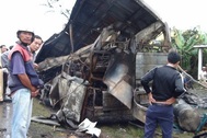 Chùm ảnh vụ xe tải đâm xe khách làm 10 người chết cháy thảm thương