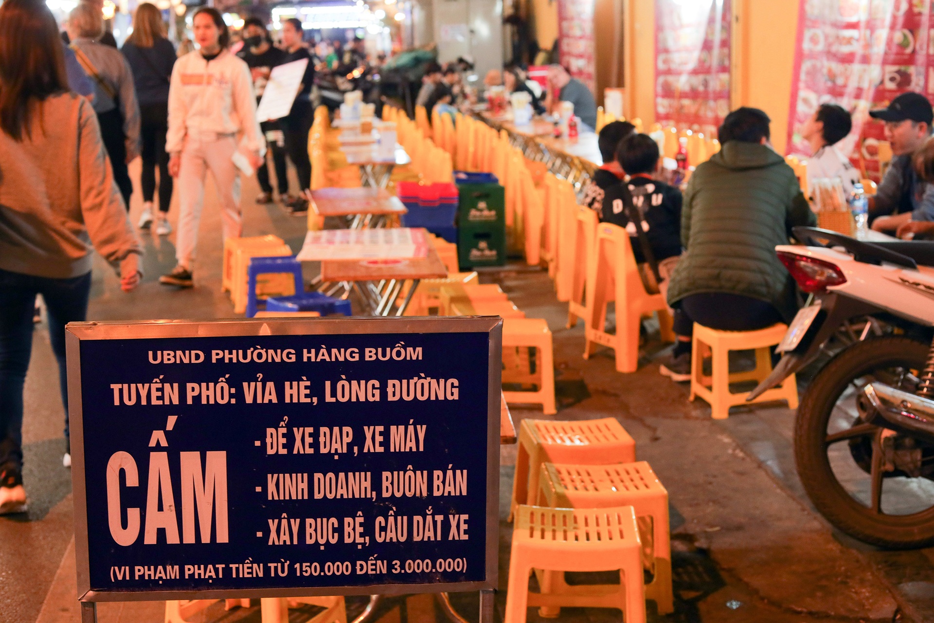 Nghịch cảnh biển cấm bị quây kín bởi xe máy và hàng quán chiếm dụng vỉa hè - 11 Nghịch cảnh biển cấm bị quây kín bởi xe máy và hàng quán chiếm dụng vỉa hè - 11