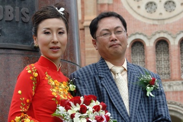 Vợ chồng Nhật nên duyên nhờ Việt Nam, đám cưới mời bác xe ôm, cô bán trà đá