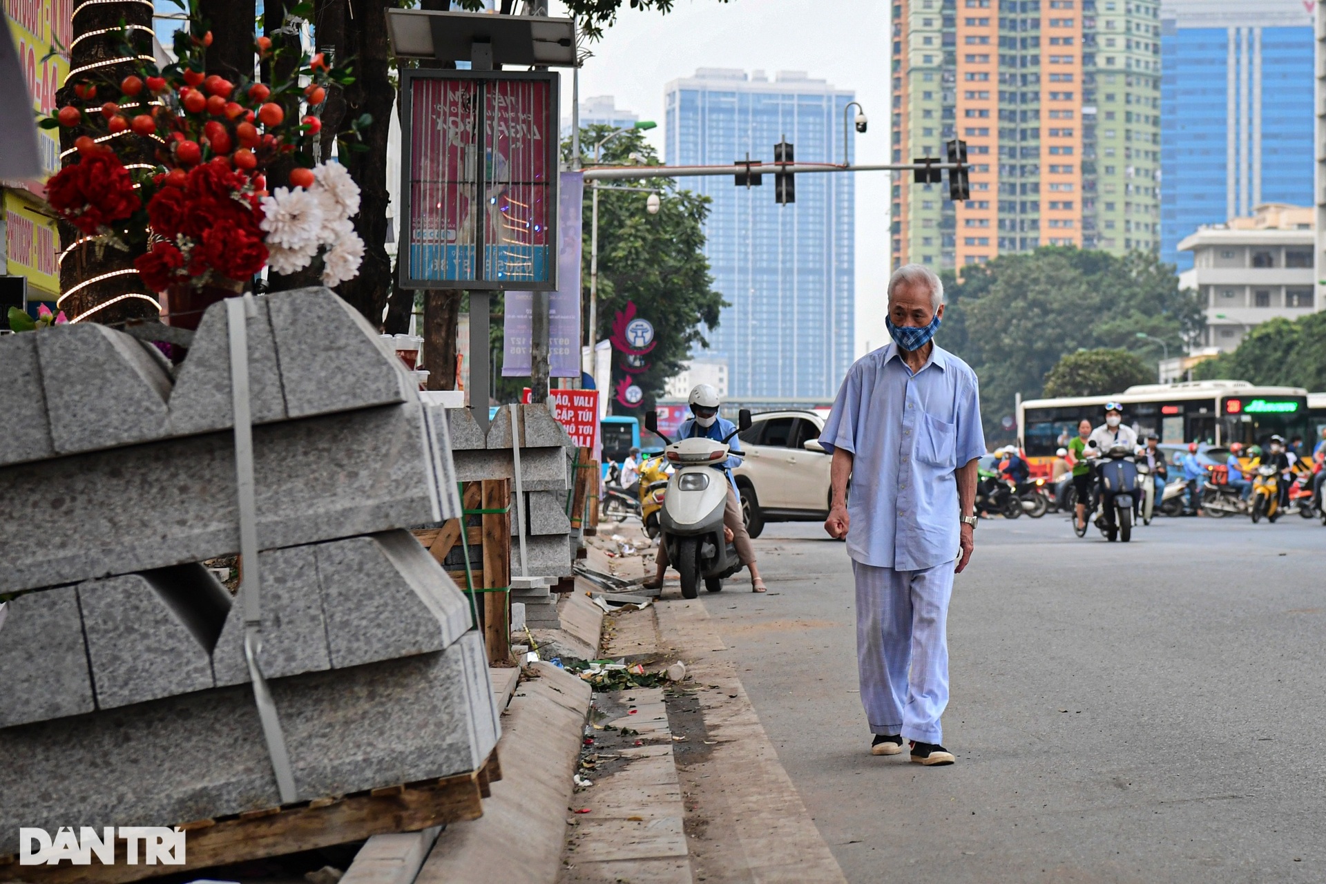 Người dân khổ sở vì vỉa hè đường đẹp nhất Việt Nam bị đào bới dở dang - 5 Người dân khổ sở vì vỉa hè đường đẹp nhất Việt Nam bị đào bới dở dang - 5