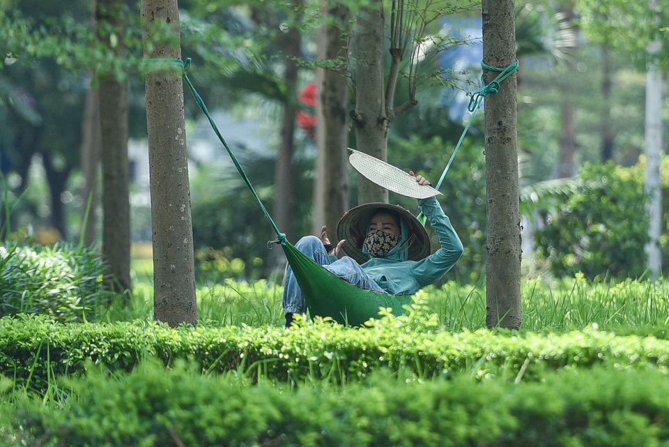 Người dân quay cuồng với nắng nóng đầu hè, mặc 3 lớp áo vẫn bỏng rát - 8 Người dân quay cuồng với nắng nóng đầu hè, mặc 3 lớp áo vẫn bỏng rát - 8