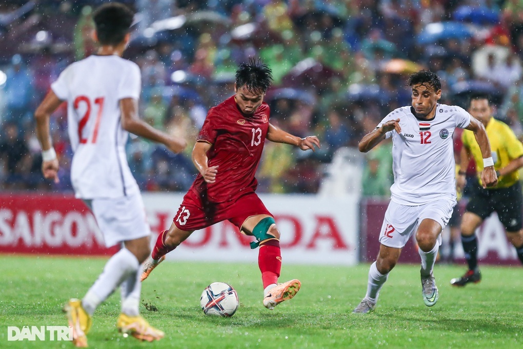 U23 Việt Nam 1-0 U23 Singapore (hiệp 1): Đình Bắc sút 11m thành công | Báo Dân trí