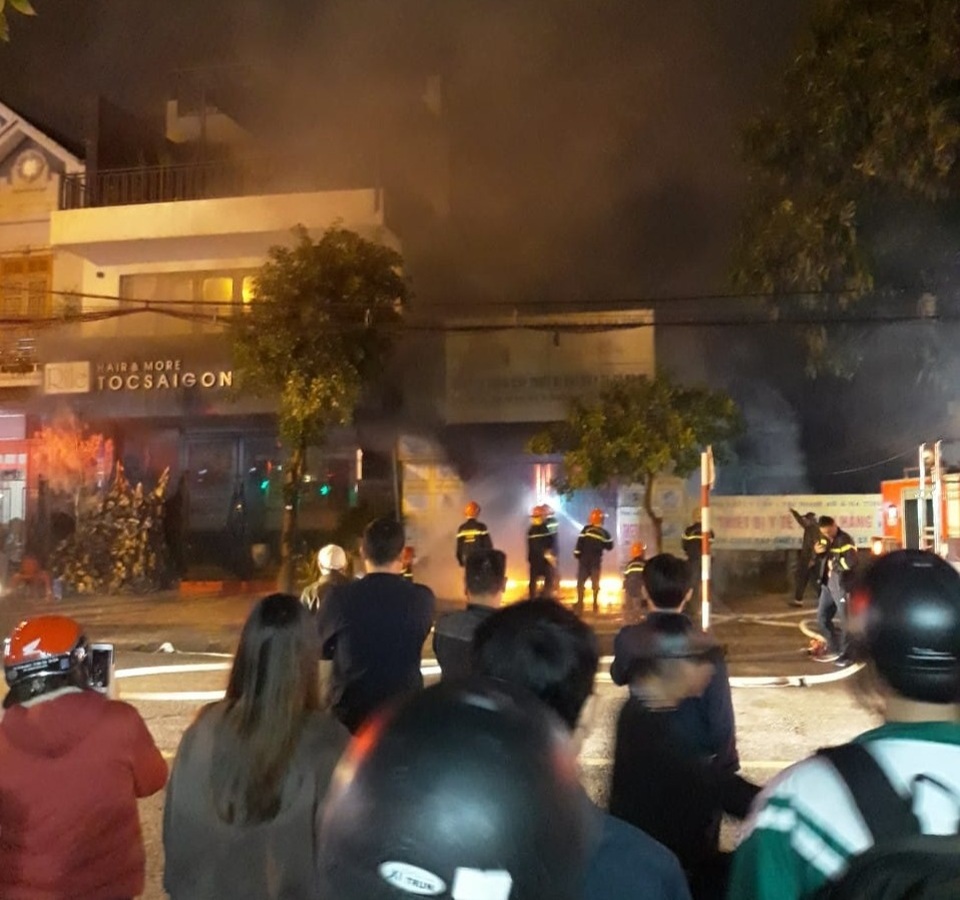 Bà hỏa thiêu rụi cơ sở kinh doanh thiết bị y tế - 1 Bà hỏa thiêu rụi cơ sở kinh doanh thiết bị y tế - 1