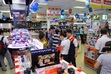 Kinh tế khởi sắc, người tiêu dùng “bạo tay” mua hàng công nghệ