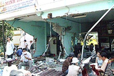 Xe container quét sập 3 cửa hàng