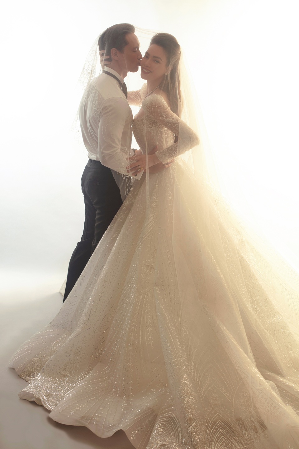 Hồ Ngọc Hà lần đầu tiết lộ ảnh cưới với Kim Lý - 3 Hồ Ngọc Hà lần đầu tiết lộ ảnh cưới với Kim Lý - 3