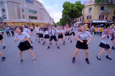 Sinh viên ĐH Thương mại nhảy "Hãy trao cho anh" của Sơn Tùng M-TP