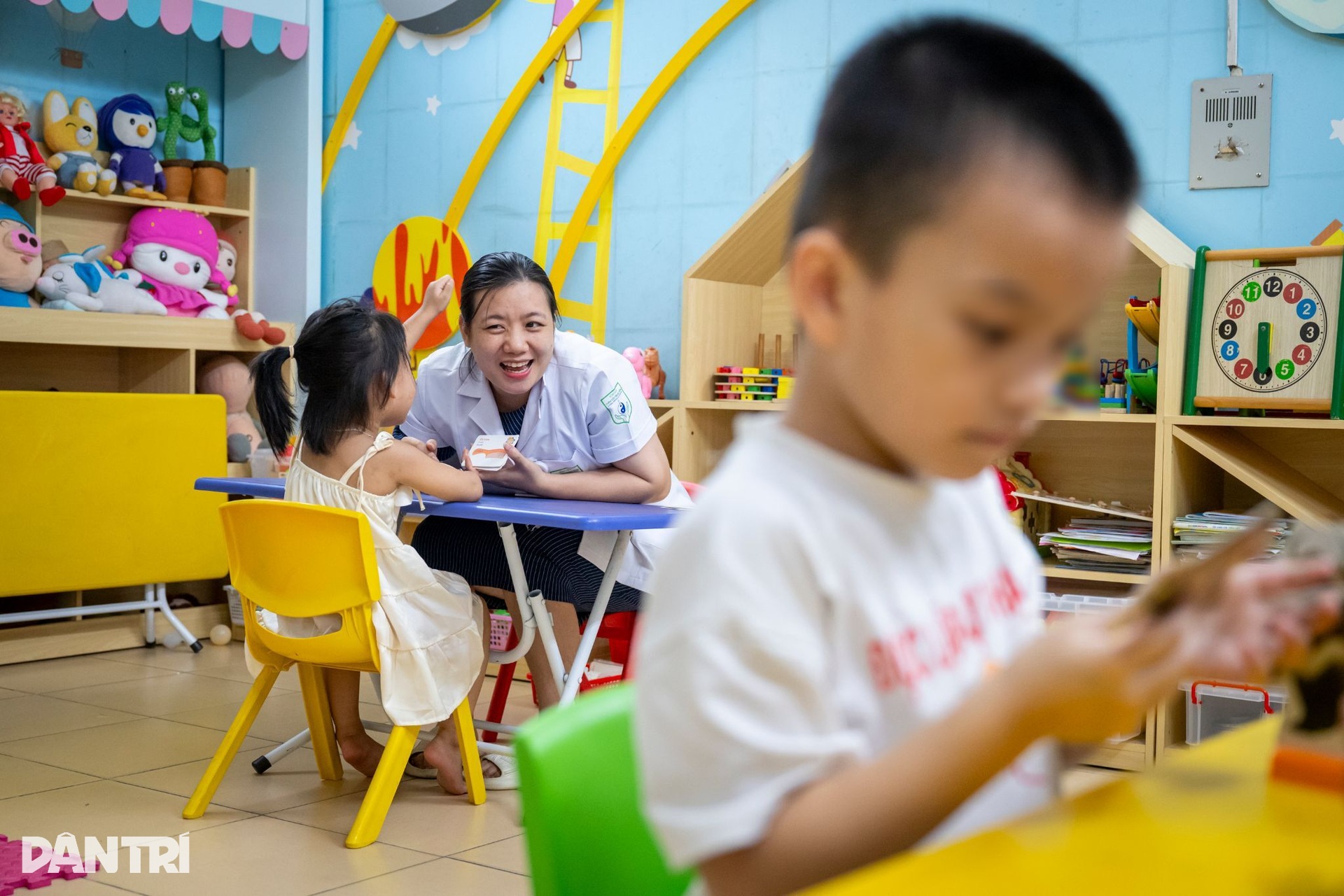 Bác sĩ y học cổ truyền dùng kim tìm tiếng ạ đầu tiên của trẻ tự kỷ  - 17