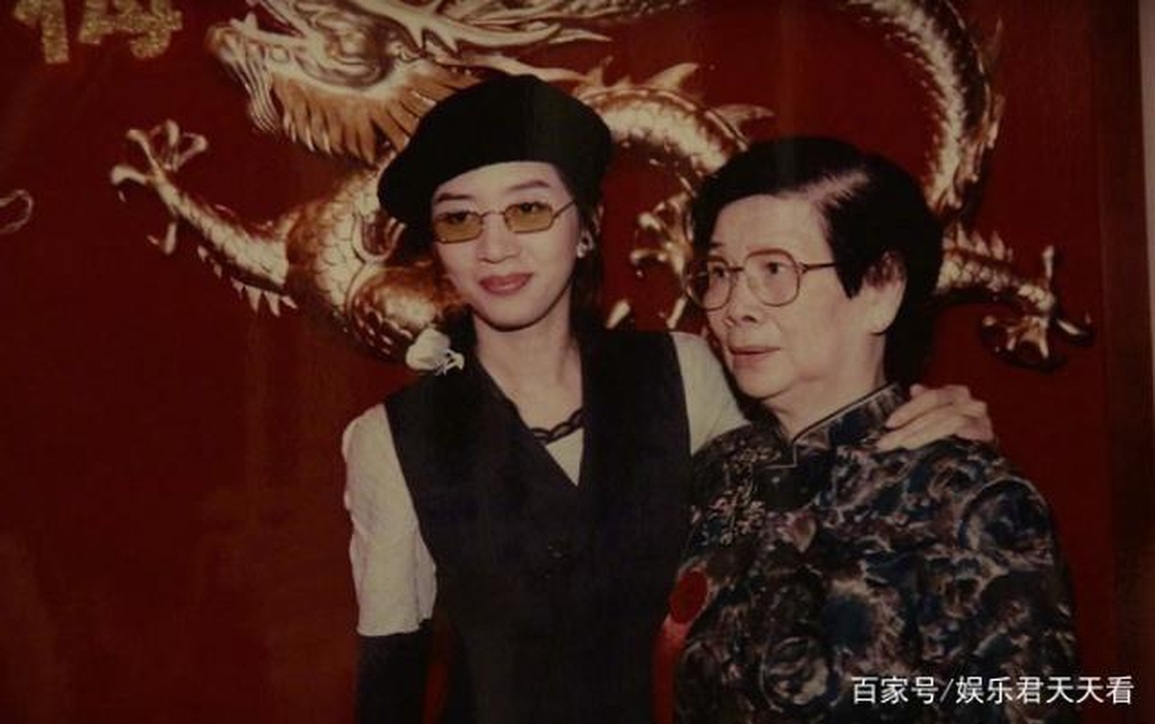 Chuyện ít biết về những nghệ sĩ điêu đứng, còng lưng gánh nợ cho cha mẹ - 3 Chuyện ít biết về những nghệ sĩ điêu đứng, còng lưng gánh nợ cho cha mẹ - 3