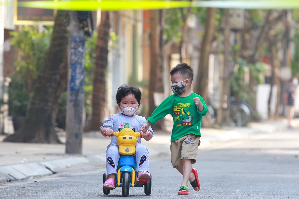 Người dân phố Trúc Bạch bị cách ly được tiếp nhu yếu phẩm như thế nào? - 8 Người dân phố Trúc Bạch bị cách ly được tiếp nhu yếu phẩm như thế nào? - 8