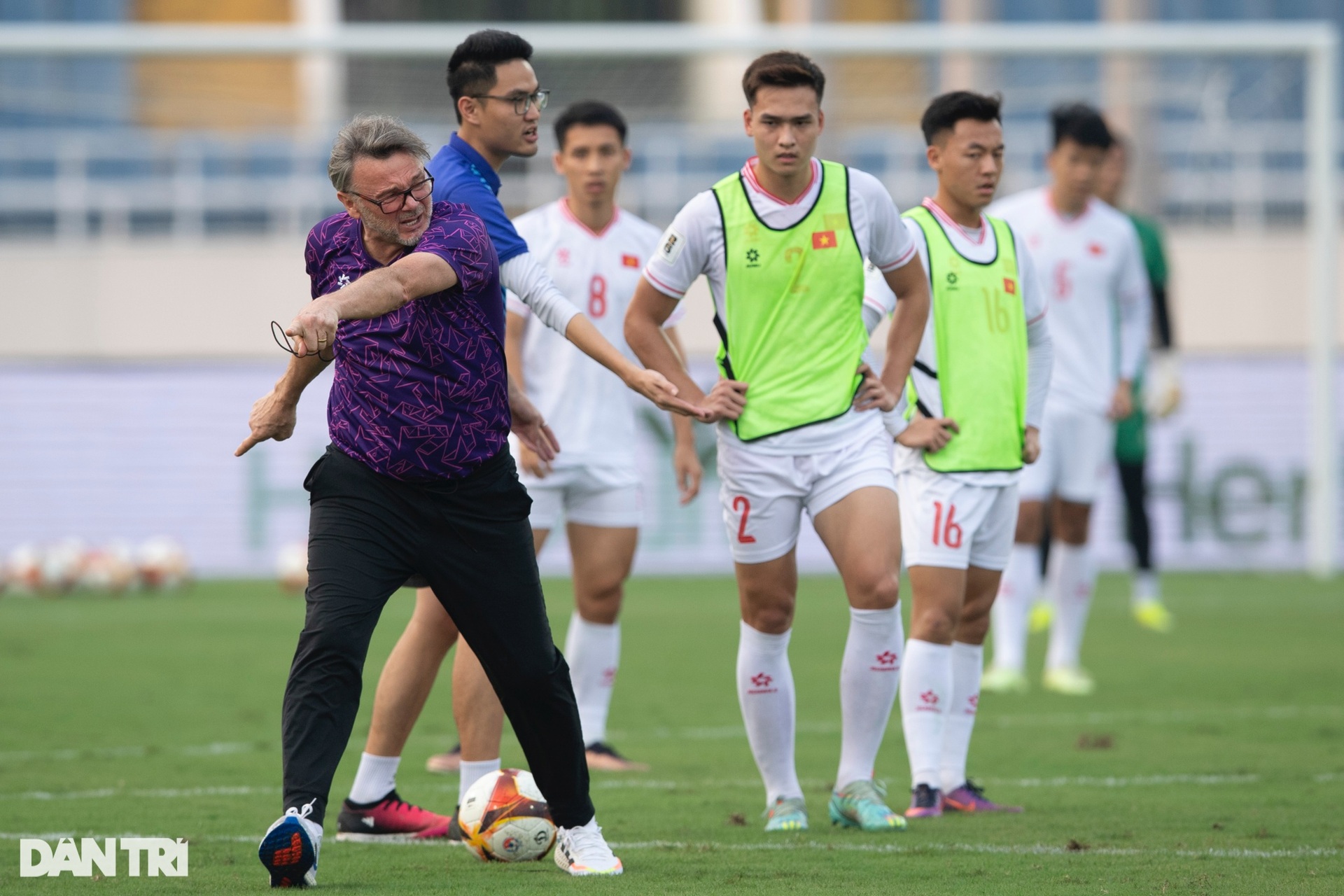 HLV Troussier căng thẳng, liên tục dừng buổi tập của tuyển Việt Nam - 3 HLV Troussier căng thẳng, liên tục dừng buổi tập của tuyển Việt Nam - 3