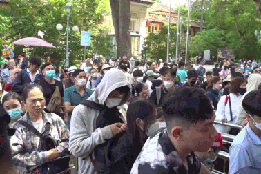 Phụ huynh xếp hàng dài chờ mua vé cho con vào chơi Thảo Cầm Viên ngày 1/6