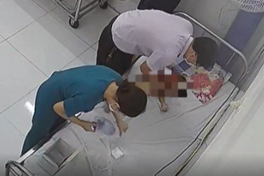 Vụ bé trai tử vong khi uống sữa: Có tác động ngoại lực, tạm giữ cha dượng