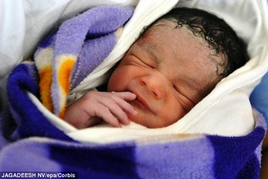 Bé trai có 3 “của quý”