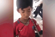 Cậu bé bán hàng rong nói 16 thứ tiếng và cuộc "đổi vận" đầy bất ngờ