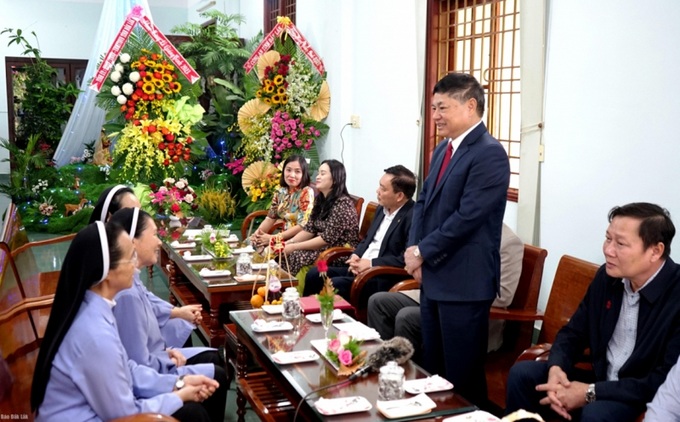 Phó Bí thư Thường trực Tỉnh ủy Phạm Minh Tấn mong muốn các vị linh mục, mục sư, nữ tu tiếp tục dẫn dắt bà con giáo dân phát huy tinh thần đoàn kết, sống tốt đời đẹp đạo, thực hiện tốt các chủ trương, đường lối của Đảng, chính sách, pháp luật của Nhà nước; chung tay cùng cấp ủy, chính quyền và nhân dân xây dựng tỉnh Đắk Lắk phát triển giàu đẹp