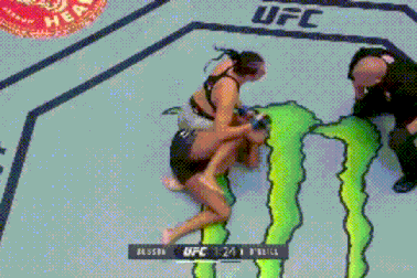 Nữ võ sĩ Scotland đè bẹp đối thủ rồi tung đòn knockout