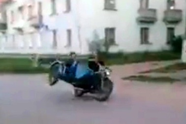 Bài học cho những anh chàng thích biểu diễn