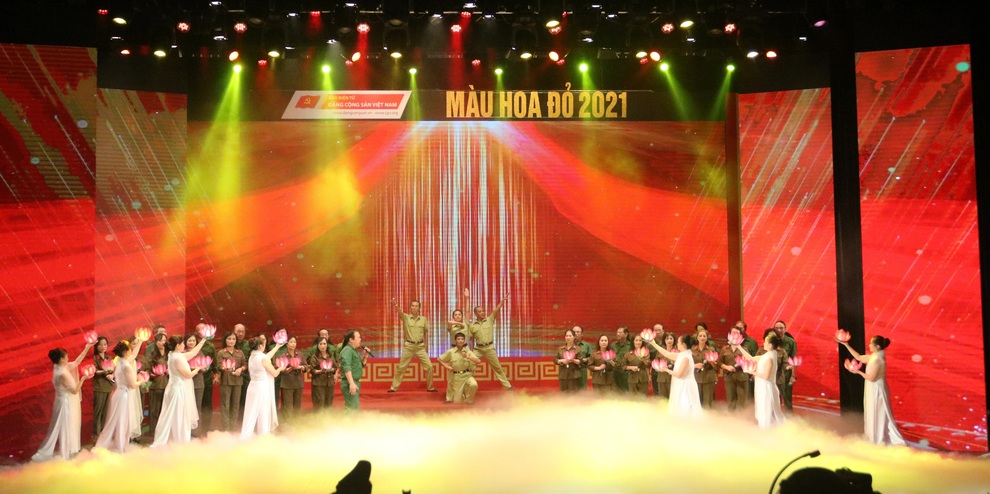 Bản hợp xướng hào hùng Màu hoa đỏ kỷ niệm 74 năm ngày Thương binh Liệt sĩ - 1 Bản hợp xướng hào hùng Màu hoa đỏ kỷ niệm 74 năm ngày Thương binh Liệt sĩ - 1