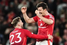 Man Utd ngược dòng không tưởng hạ Lyon: "Chất điên" ở thế đường cùng