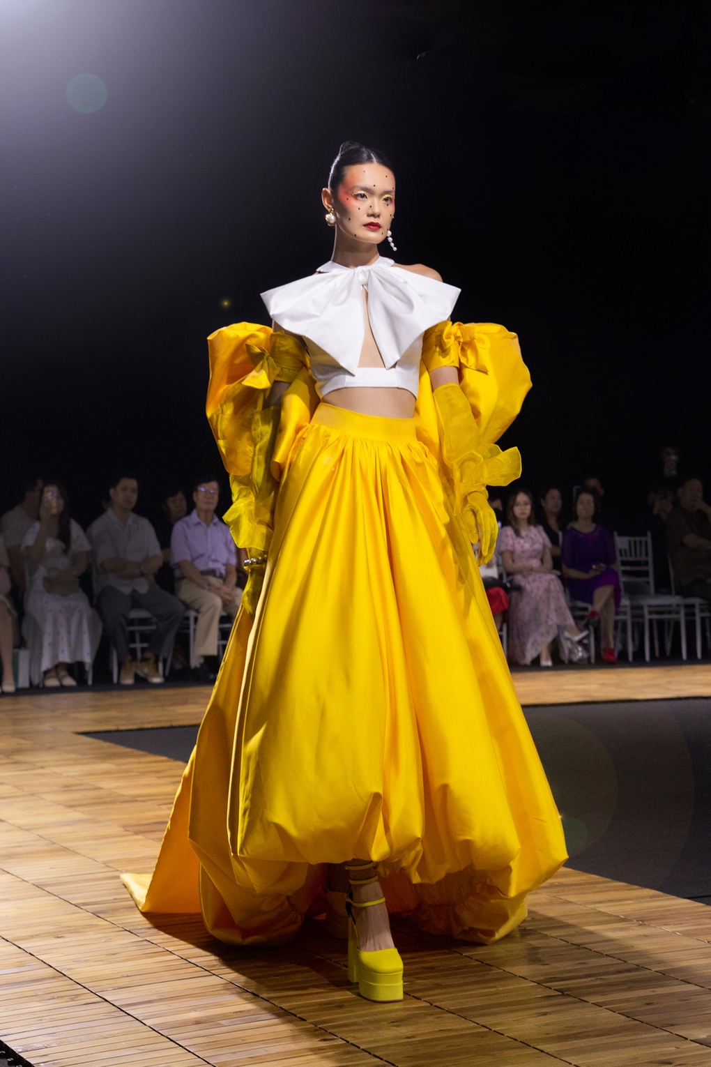 Búp bê sống Bé Quyên diện váy độc lạ, xuất hiện ấn tượng trên sàn catwalk - 11 Búp bê sống Bé Quyên diện váy độc lạ, xuất hiện ấn tượng trên sàn catwalk - 11