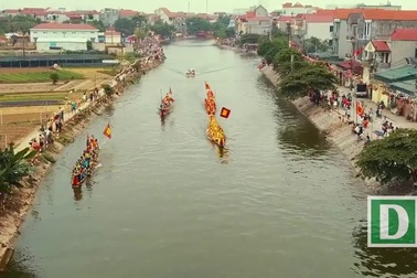 Hàng vạn người cổ vũ đua thuyền hội làng Đăm ở Hà Nội