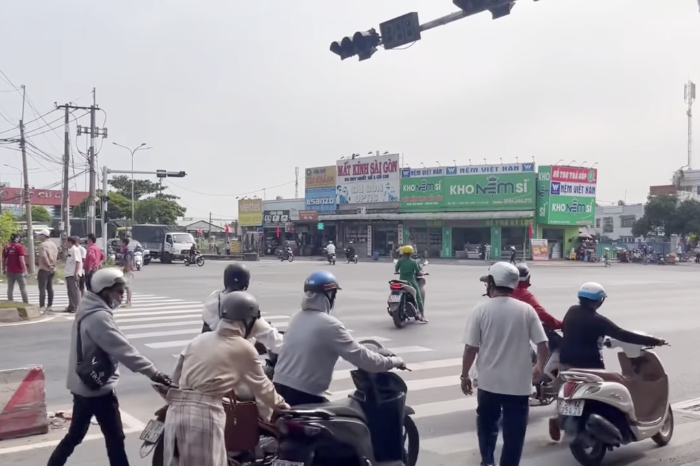 Đèn giao thông tắt, người đi đường có được lái xe qua giao lộ? - 1 Đèn giao thông tắt, người đi đường có được lái xe qua giao lộ? - 1
