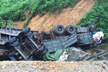 Xe container lao xuống vực bẹp dúm, tài xế may mắn thoát chết