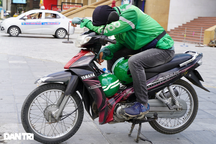 Hà Nội nắng như đổ lửa, shipper than "lãi vài nghìn đồng mỗi đơn"