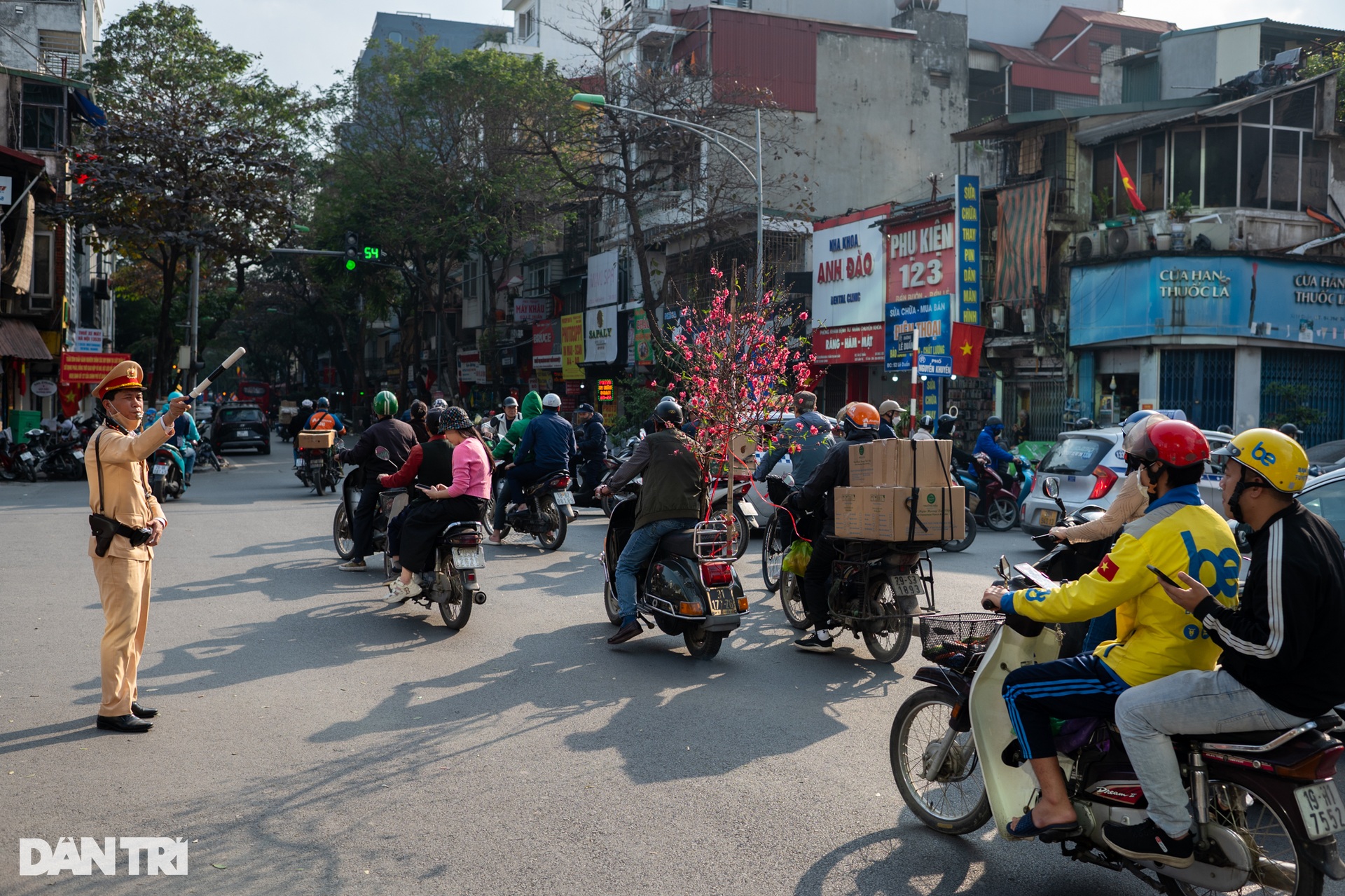 Nhiều tuyến đường nội thành Hà Nội ùn tắc những ngày giáp Tết - 13 Nhiều tuyến đường nội thành Hà Nội ùn tắc những ngày giáp Tết - 13