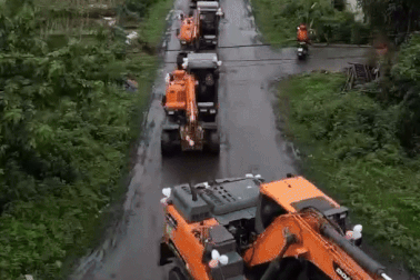 Chú rể dùng máy xúc đón dâu, nhà gái "choáng" suýt quên tiếp khách